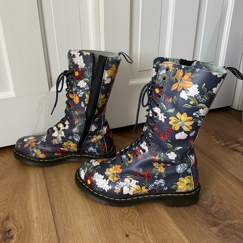 Dr Martens Darcy Mixed Floral boot sz 10